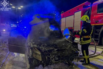 Ввечері 6 січня у Дарницькому районі палало авто, навіть перекривали частину вулиці
