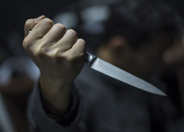 У Дарницькому районі 19-річний юнак ледь не позбавив перехожого життя, напавши на нього з ножем