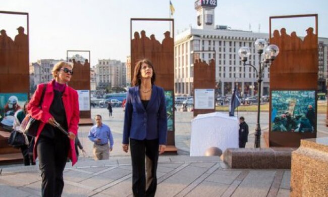 Помічниця Помпео приїхала в Київ