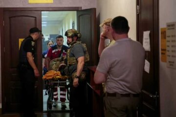 Поліція показала кадри з місця проведення поліцейської спецоперації у Шевченківському суді Києва