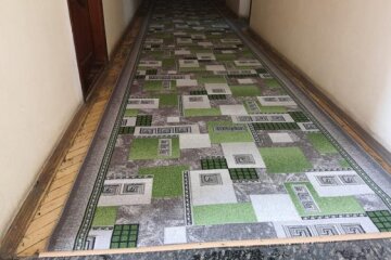 До приїзду Зеленського підлогу райадміністрації встелили килимом