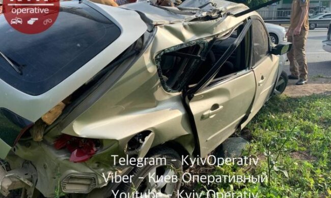 У Києві Mazda злетіла з дороги та влетіла у стовп (відео)