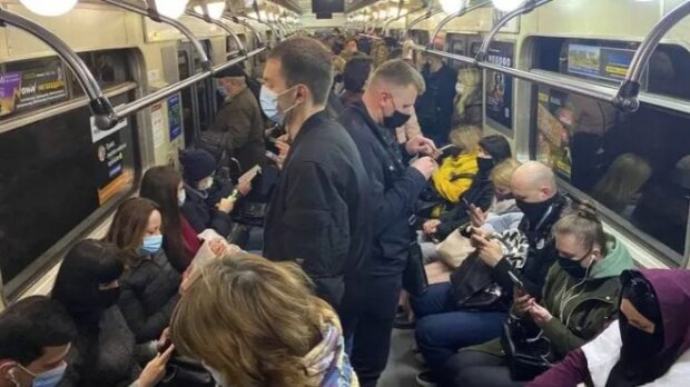 Під час локдауну київське метро переповнене
