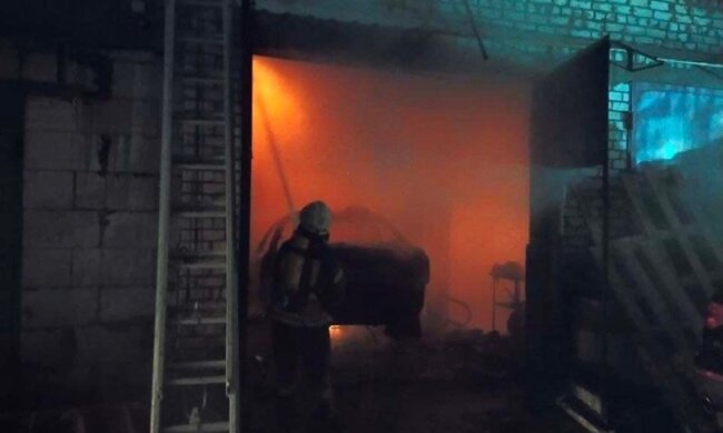 На Троєщині горіли двоповерхові гаражі у гаражному кооперативі, є загиблий