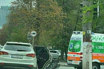 Влетів у швидку і створив затор: у Києві легковик Hyundai паралізував рух