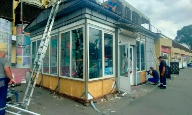 На Дарниці очищають територію від МАФів - біля "Дитячого світу" активно прибирають кіоски