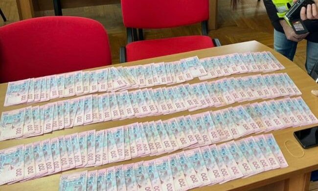 Вимагали хабарі та підробляли COVID-сертифікати. У лікарні Києва викрили “схему”