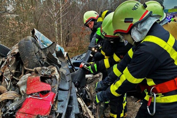 На Київщині сталася ДТП за участю трьох автівок — одна людина загинула, двоє постраждали