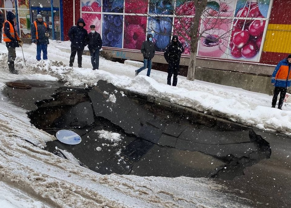 Народ который ушел под землю. В Киеве провалился асфальт. Провал дороги в Киеве. Киев прорыв канализации. Провал в асфальте из-за теплотрассы.